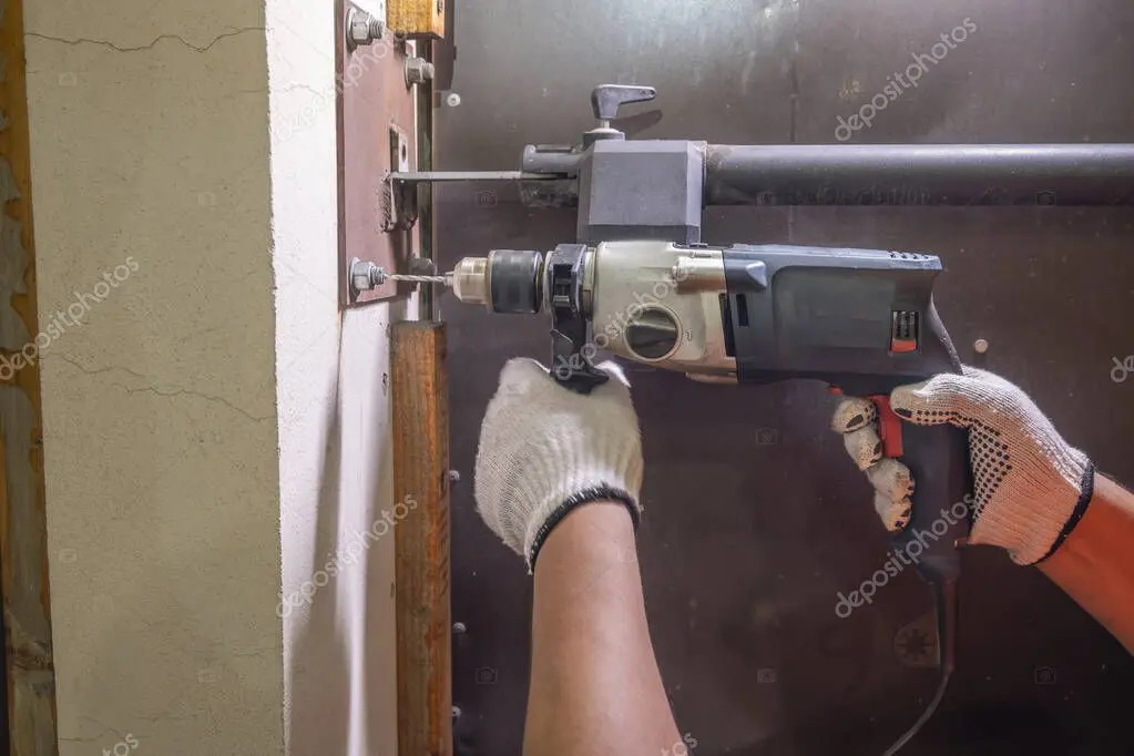 ガレージ兼作業場に設置された防犯カメラ